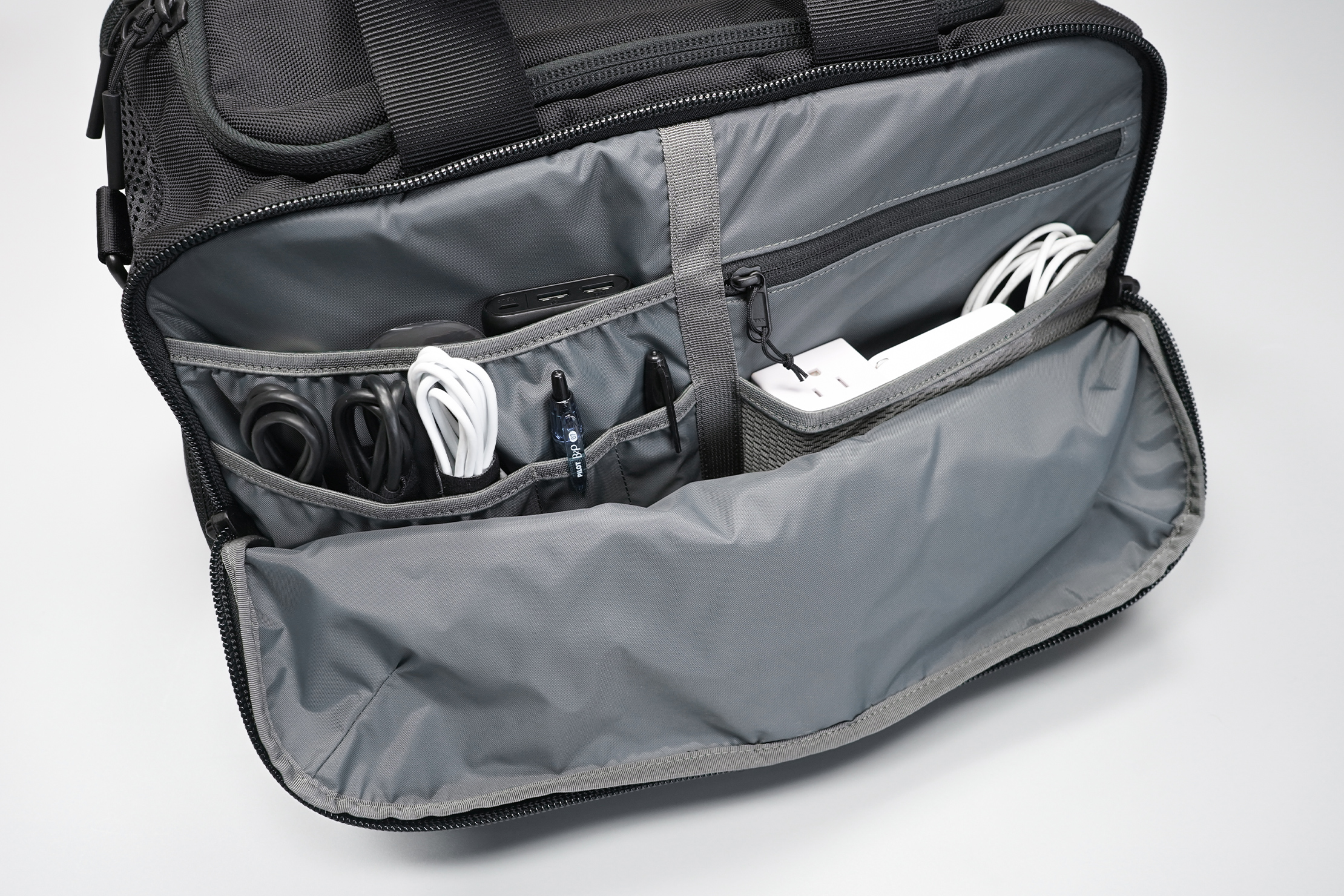 Aer Gym Duffel 3 tech organization